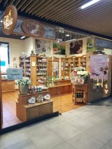 Wejście do sklepu Czas na Herbatę w centrum handlowym Pasaż Królewiecki we Wrocławiu.