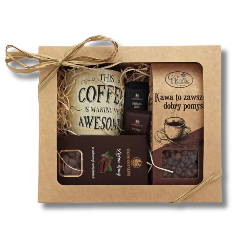Kubek z napisem "This coffee is making me awesome", opakowanie kawy z okienkiem i napisem "Kawa to zawsze dobry towarzysz", tabliczka czekolady Ziarno kawy oraz czekoladki zapakowane w kartonowe opakowanie ze wstążką.