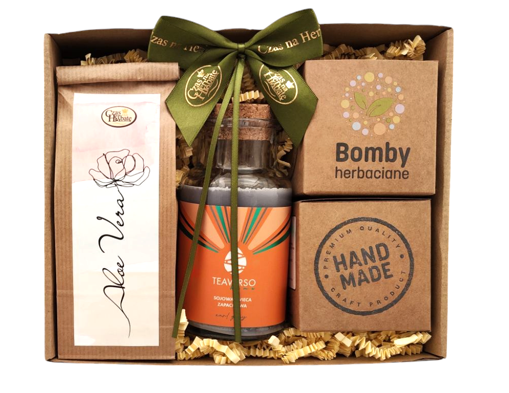 Zestaw prezentowy: herbata Aloe Vera, sojowa świeca zapachowa, herbaciane bomby oraz ręcznie robiony produkt, całość ozdobiona zieloną kokardą.