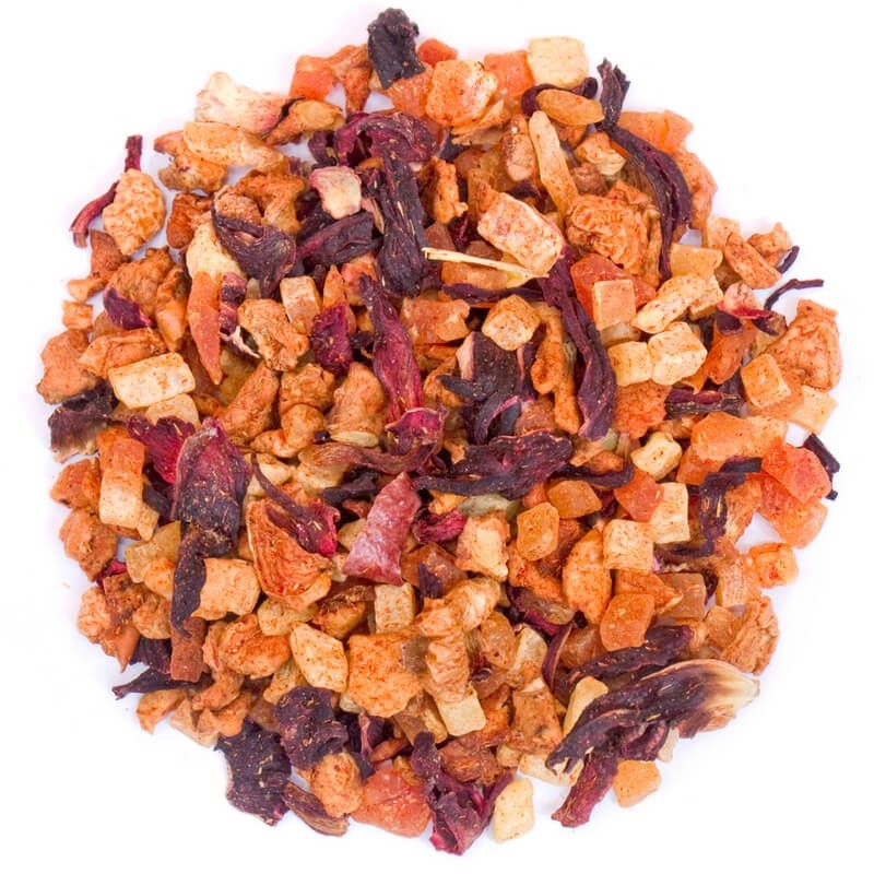Herbata owocowa z kawałkami jabłka, papai, ananasa i kwiatem hibiskusa, susz w odcieniach czerwieni i pomarańczu, widok z góry.